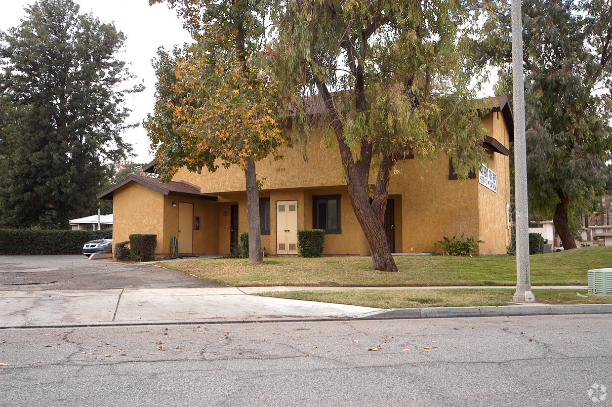 Foto del edificio - Plum Tree Apartments