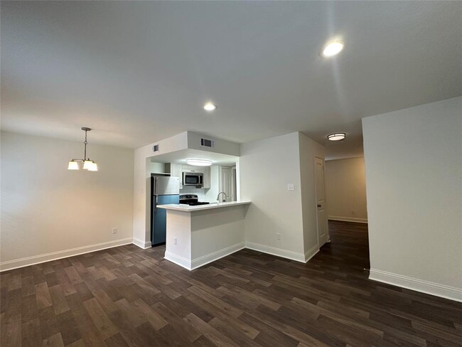 Building Photo - 8003 Woodway Dr