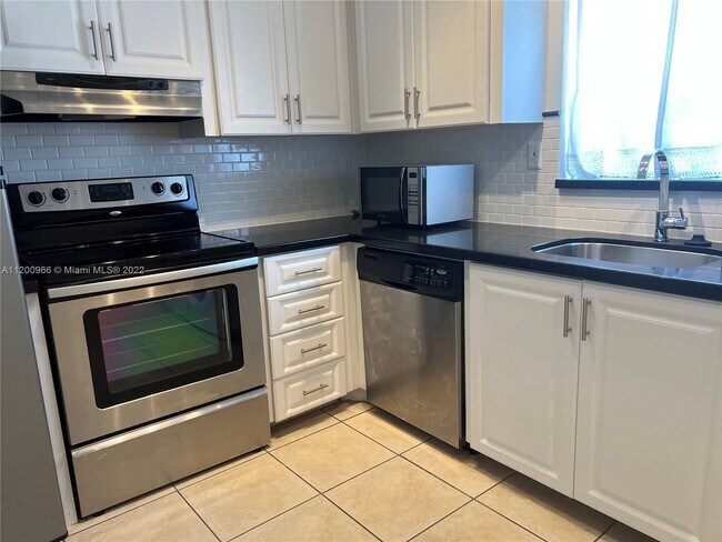 Foto del edificio - 301 N Pine Island Rd