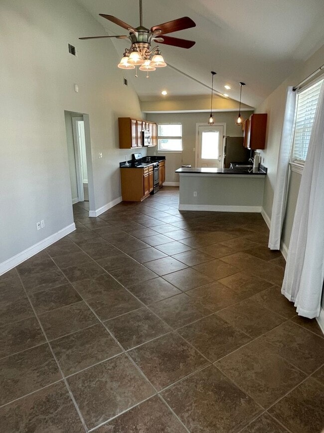 Foto del edificio - 2BD/1BA in Lakeview, with Driveway and Private Backyard