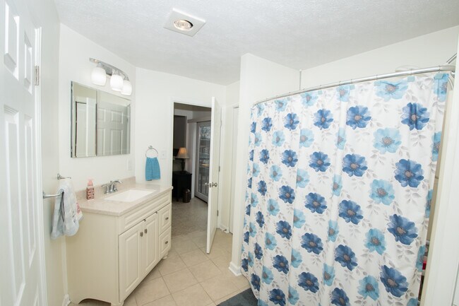 Foto del edificio - 1318 Oakridge Rd