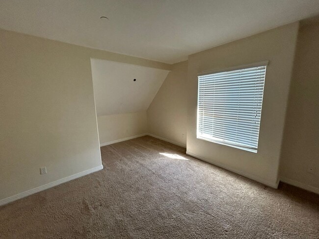 Building Photo - Spacious Home in Gated Community