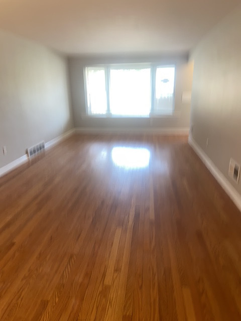 Foto del edificio - AVAILABLE NOW! - 14542 Sherman Avenue, Pos...