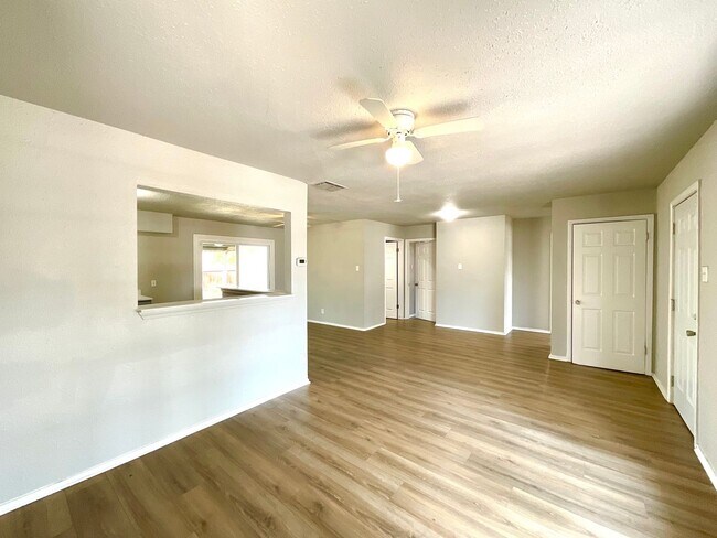 Building Photo - Spacious 4-Bedroom Home with Huge Backyard in San Antonio