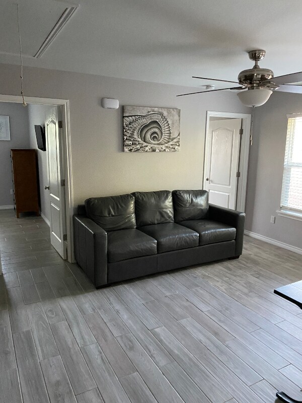 Foto del edificio - 1825 W Deberry Ave