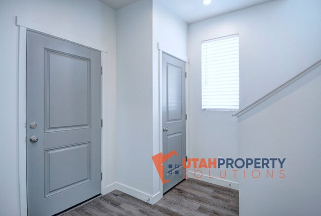 Building Photo - 1032 W 430 S