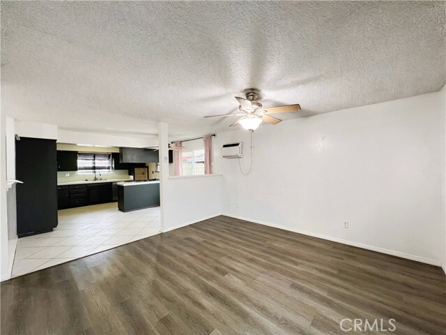 Foto del edificio - 9228 Oleander Ave