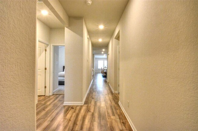 Building Photo - 257 Fossil Dr