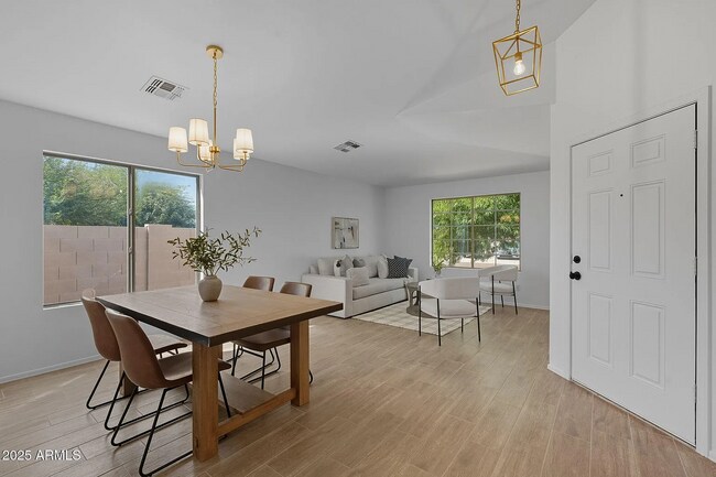 Foto del edificio - 2148 N Santiana Pl