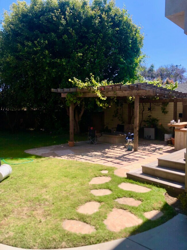 Building Photo - 6500 W 84th St