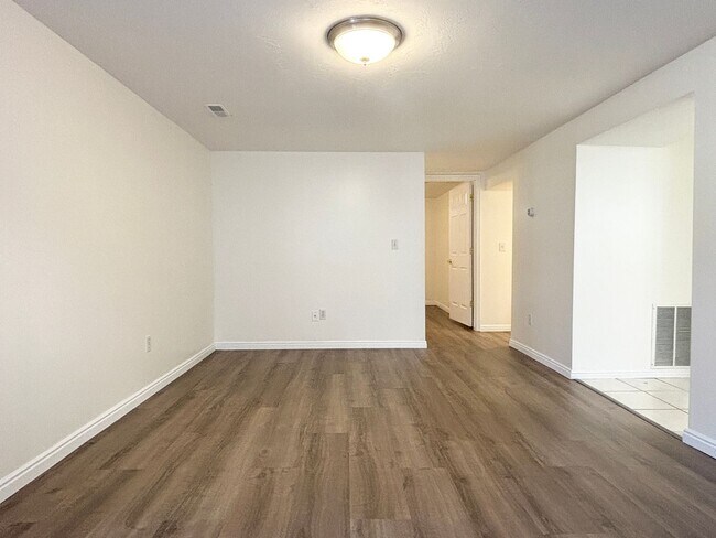 Foto del edificio - 2028 Sunnyside Ave S