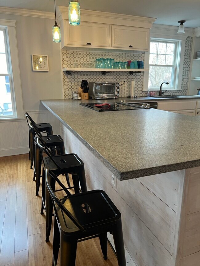 Barra y cocina con zona para comer - 130 Union Ave