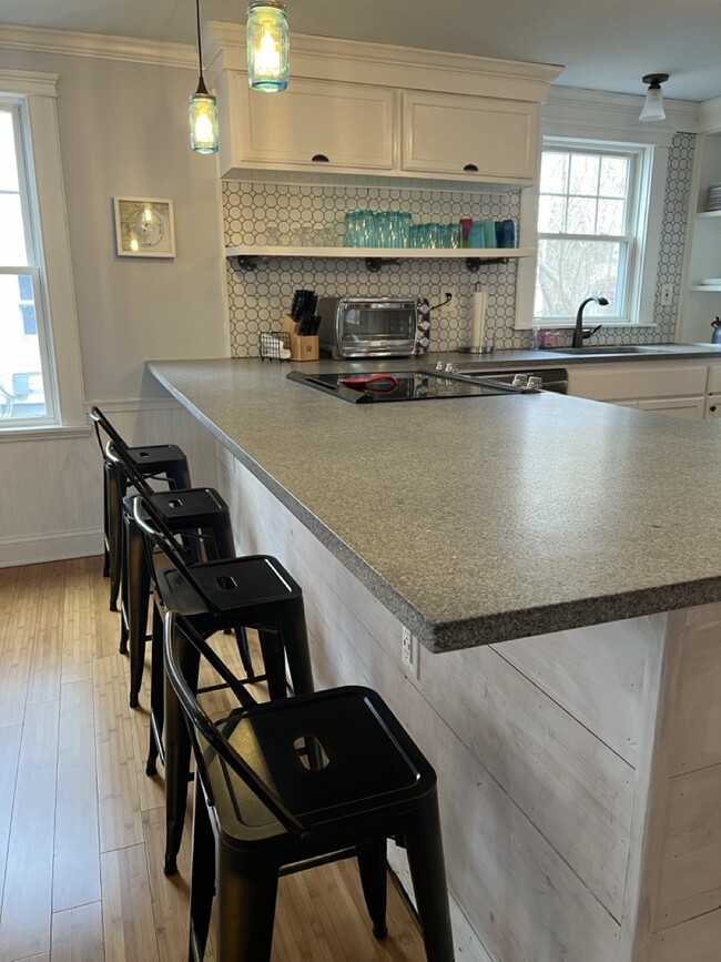 Counter and eat-in kitchen - 130 Union Ave