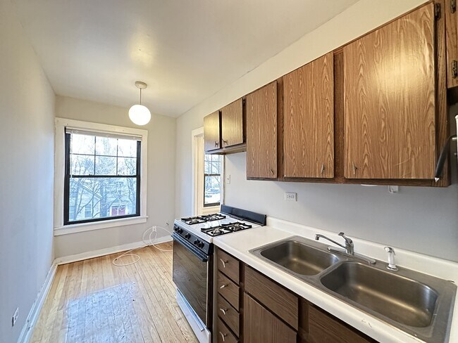 Foto del edificio - 3007 N Racine Ave