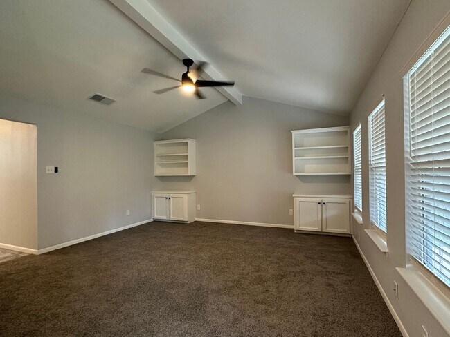 Building Photo - Ready for move in
