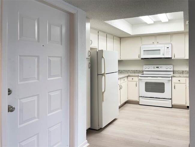 Building Photo - 2816 S Bartell Dr