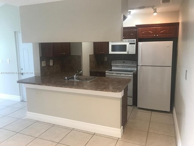 Foto del edificio - 6740 NW 175th Ln
