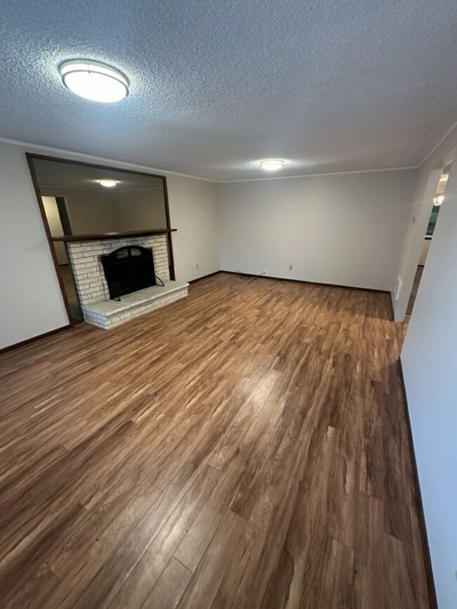 Building Photo - 3 Bed, 2 Bath Ranch in Hazel Dell!