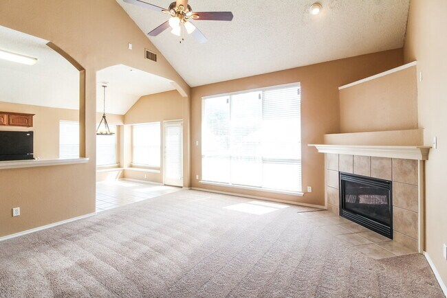 Building Photo - 1112 Canyon Ridge Dr