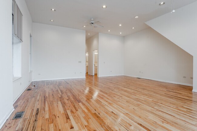 Foto del edificio - 2452 N Southport Ave