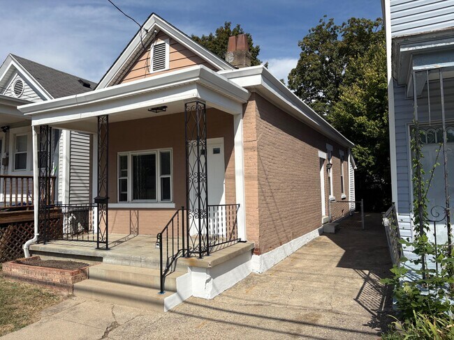 Foto del edificio - 2756 Latonia Ave
