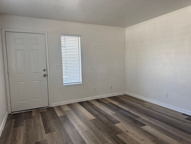 Foto del edificio - 2BD/1.5BA Duplex with 1 Car Garage in Bull...