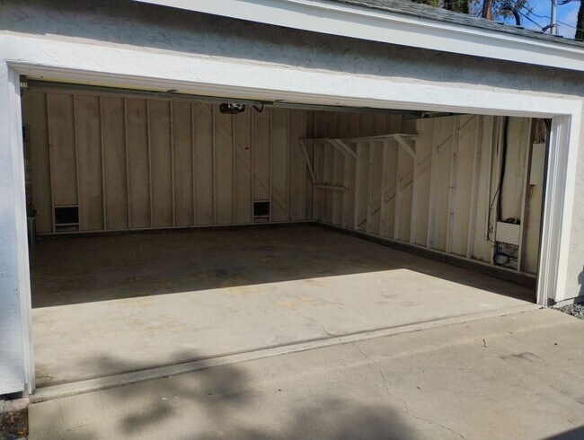 Foto del edificio - Like new 4 BR/3 Full Baths