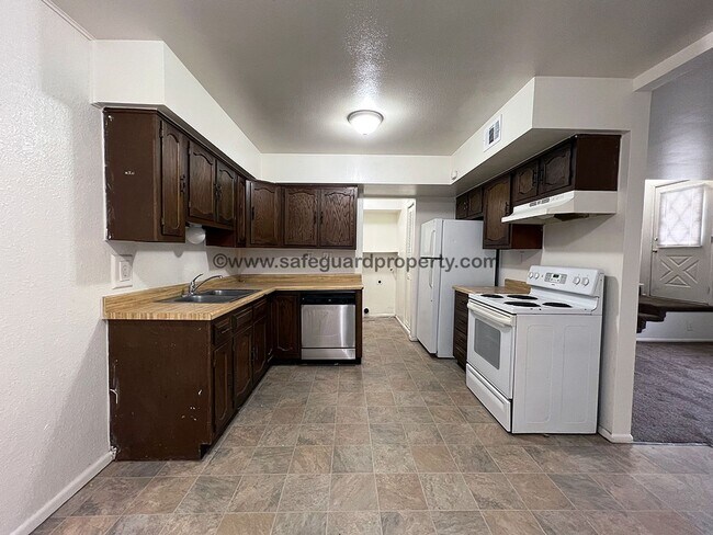 Foto del edificio - Spacious 3 Bedroom Multi-Level Townhome in...