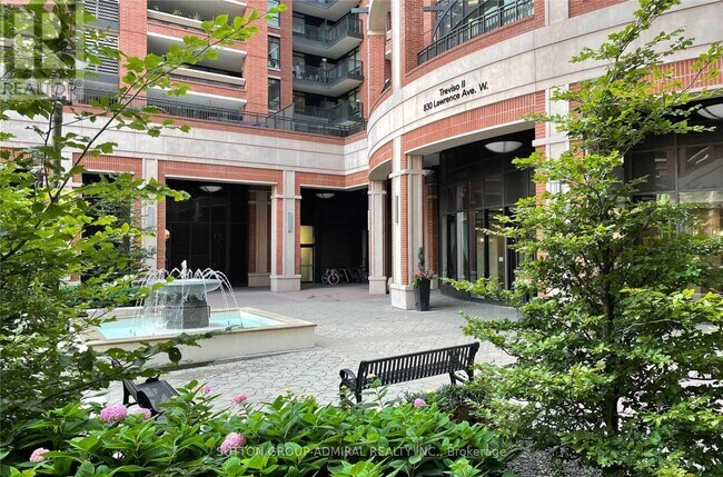 Photo du bâtiment - 830 Lawrence Ave W