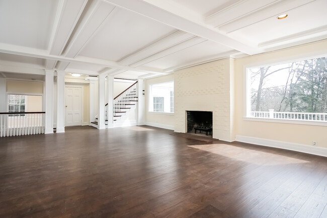 Building Photo - 50 Greenacres Ave