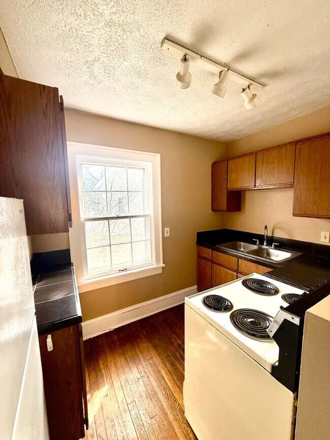 Building Photo - Westmoreland Duplex One