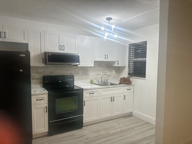 Open floor kitchen - 191 NW 17th Ave