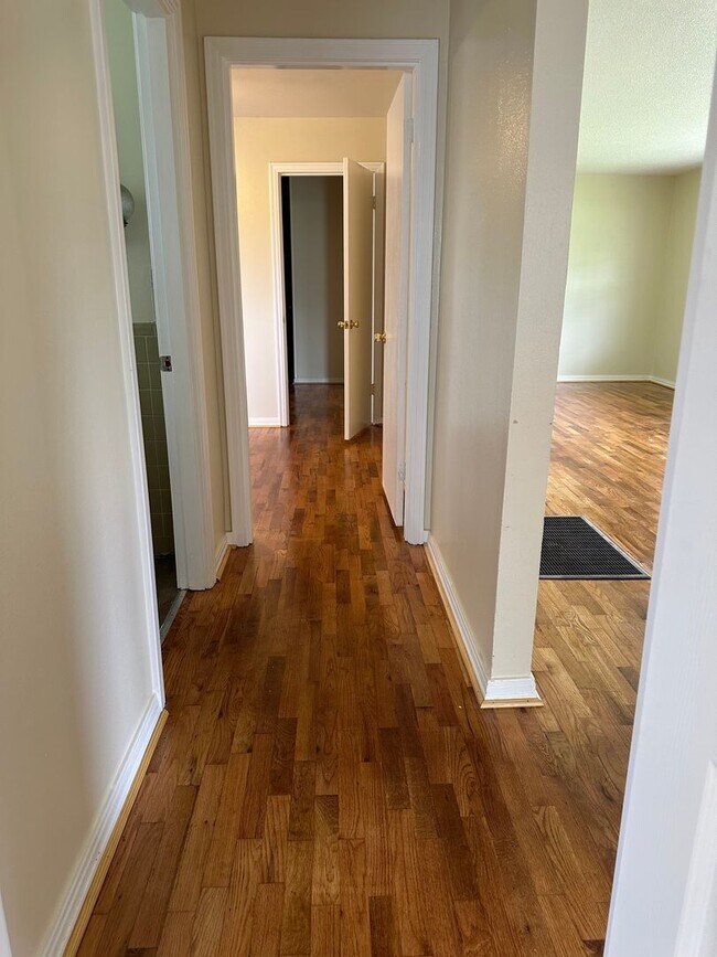 Foto del edificio - 3 Bedroom 2 bathroom home central air and Heat.