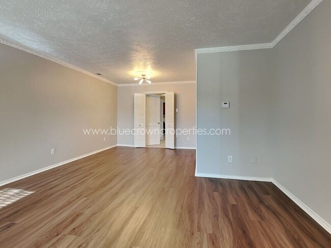 Foto del edificio - 8322 Lullwater Dr