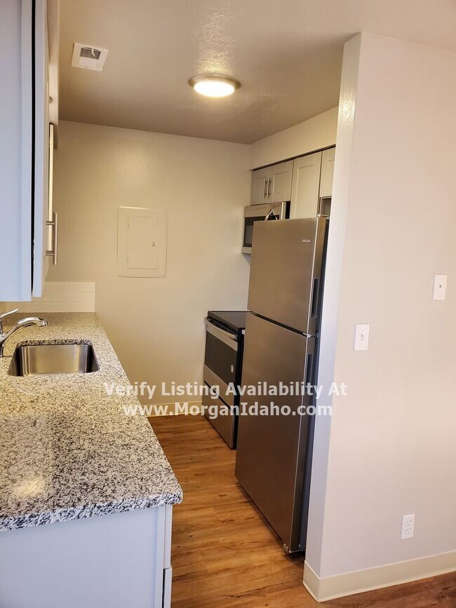 Building Photo - 1-car garage, private patio, premium floor...