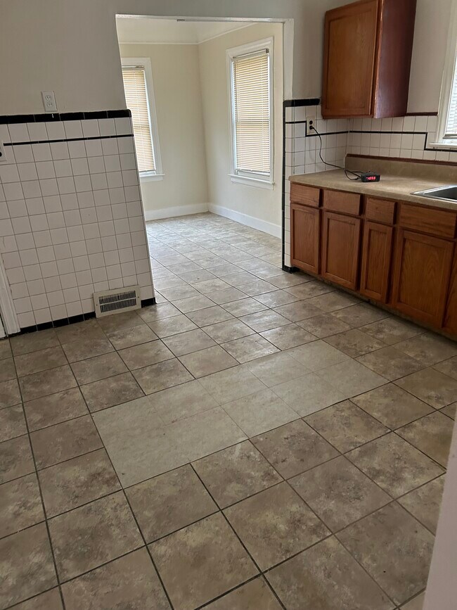 Building Photo - 8205 E Outer Dr