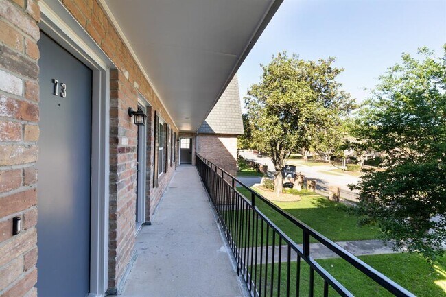 Foto del edificio - 9019 Gaylord Dr