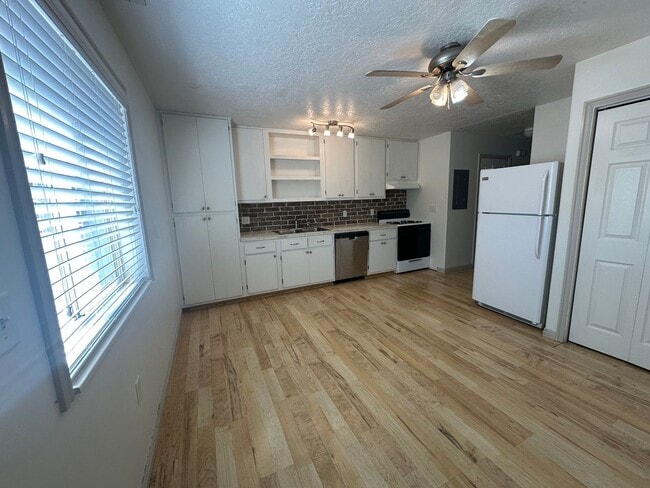 Building Photo - 2 Bed, 1.5 Bath Townhome in the Meadows