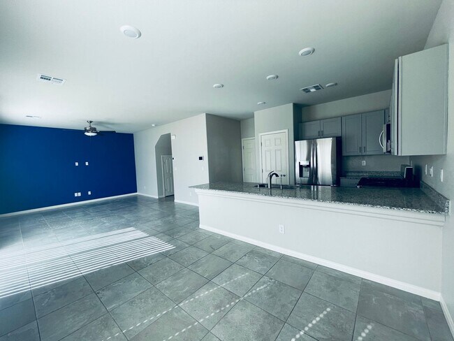 Foto del edificio - 4 BEDROOMS PLUS DEN WITH SOLAR!!