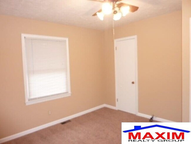 Foto del edificio - Huge house - over 2,200 sqft in finished area, convenient location and private backyard