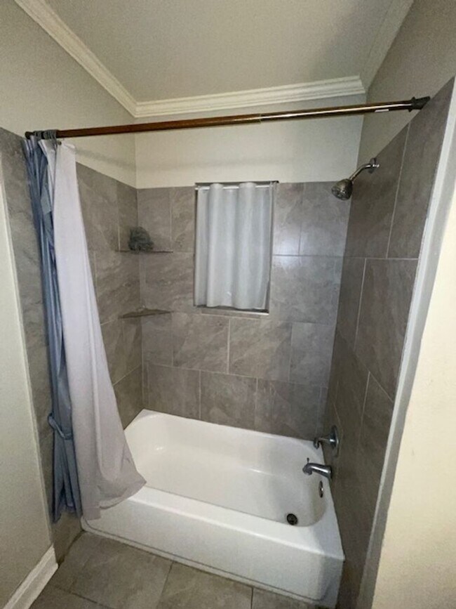 Foto del edificio - 3 bedrooms 1 bath