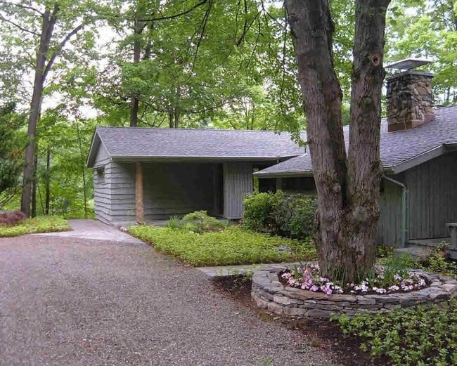 Building Photo - 272 Drake
