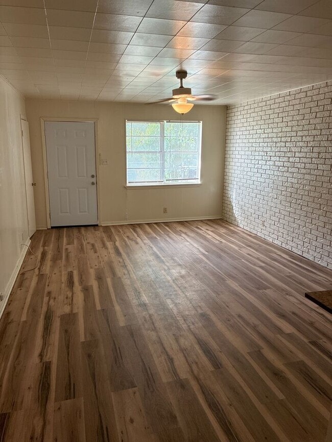 Building Photo - Move-In Ready 2BR Home in Taylor, TX