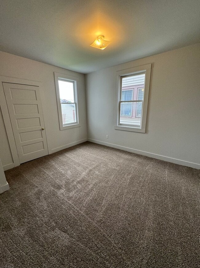 Building Photo - 950 Burgess St