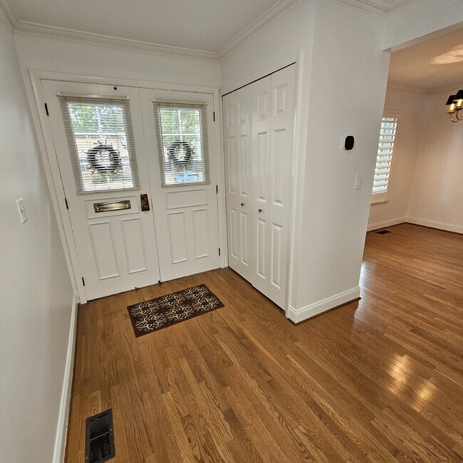 Foto del edificio - Bright 2-bedroom, 1.5-bathroom condo locat...