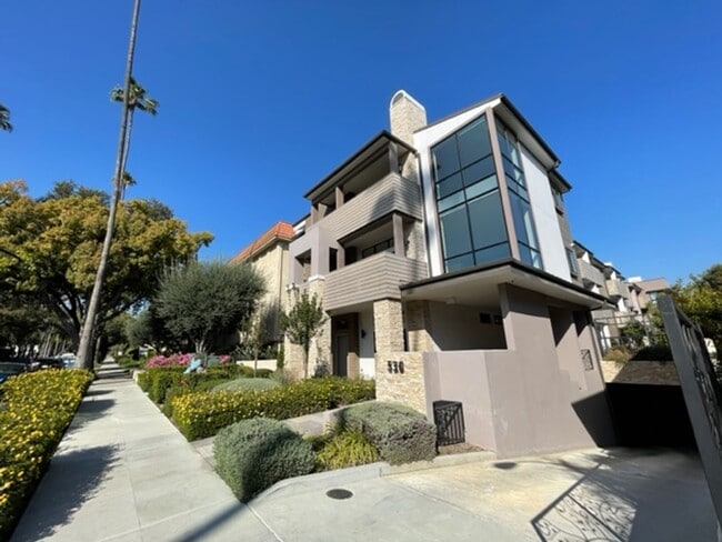 Building Photo - 536 S El Molino Ave