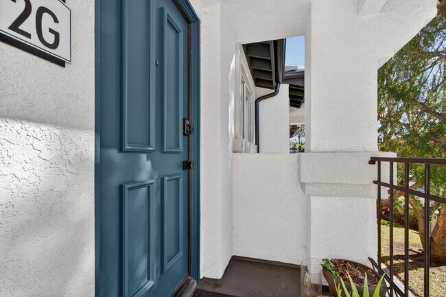 Foto del edificio - Elegantly Furnished Coastal Condo with Mountain Views