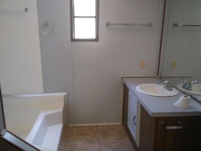 Building Photo - 45 Oak View Dr