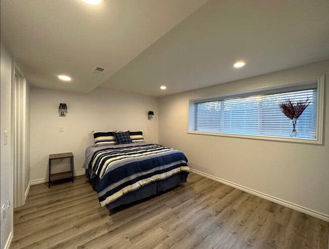 Building Photo - 9317 SE Suncrest Dr