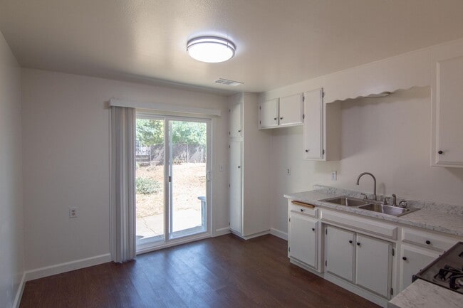 Building Photo - 3 Bedroom Redding Home Near Enterprise Park!